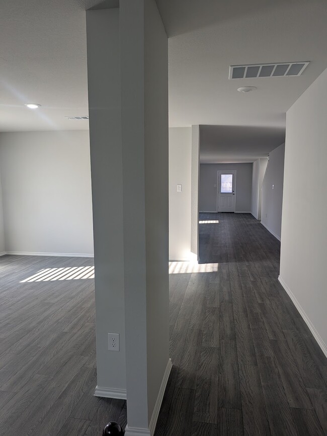 Building Photo - 1704 Dwelling Pl