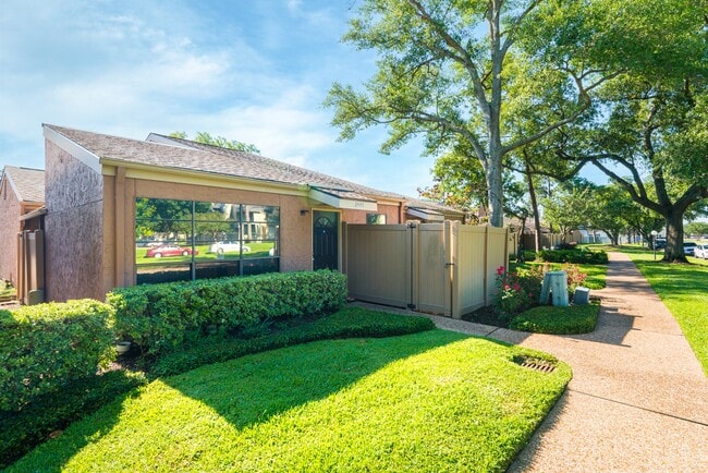 Foto del edificio - 2445 Briarwest Blvd