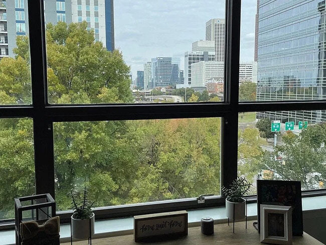 Photo - 115 W Peachtree Pl NW Apartment