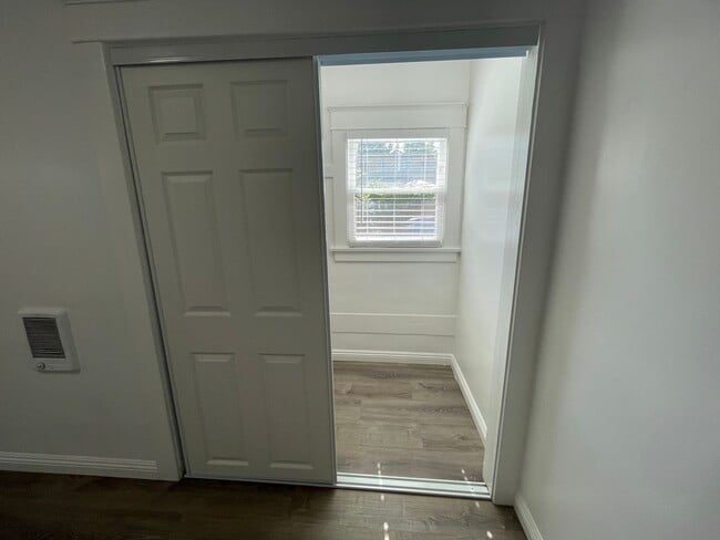 Foto del edificio - 417 W 10th St