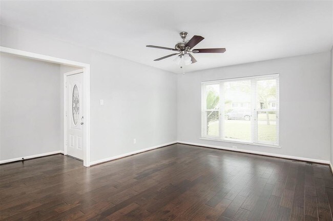 Foto del edificio - 11226 Mayfield Rd