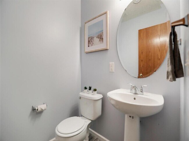 Foto del edificio - 1341 Greenleaf Ln