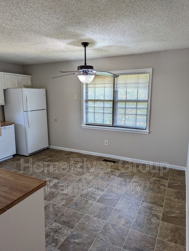 Building Photo - 111 E Foxwood Dr