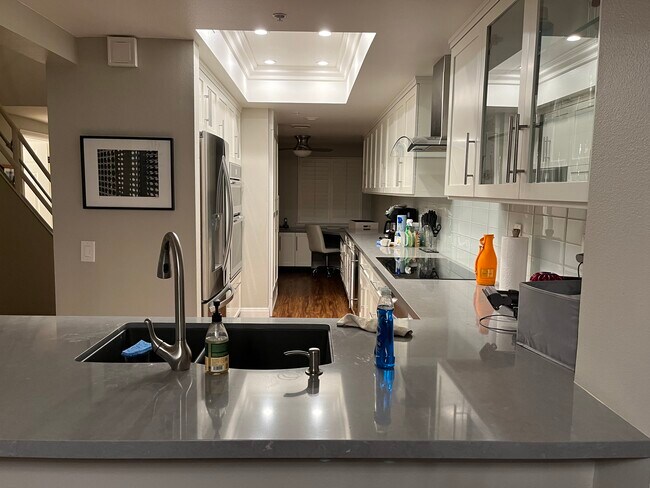 Breakfast bar top with barstools - 110 The Village