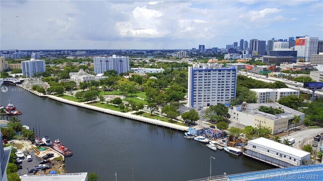 Foto del edificio - 10 SW South River Dr