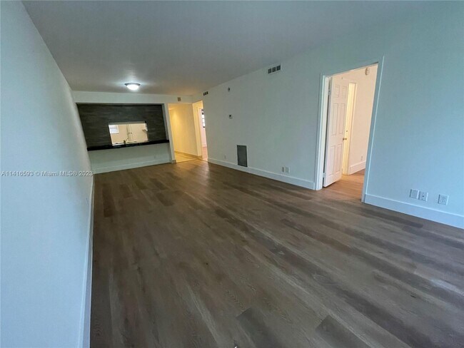 Foto del edificio - 8419 Forest Hills Dr