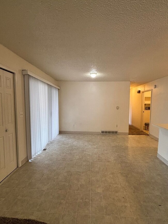 Building Photo - AVAILABLE NOW! 2 Bed 2 Bath - Near Fort Ca...