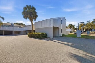 Building Photo - 1404 Oak Pl