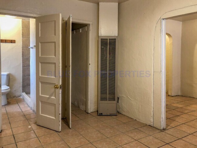 Building Photo - 1 Bedroom, Fenced backyard, Water included!