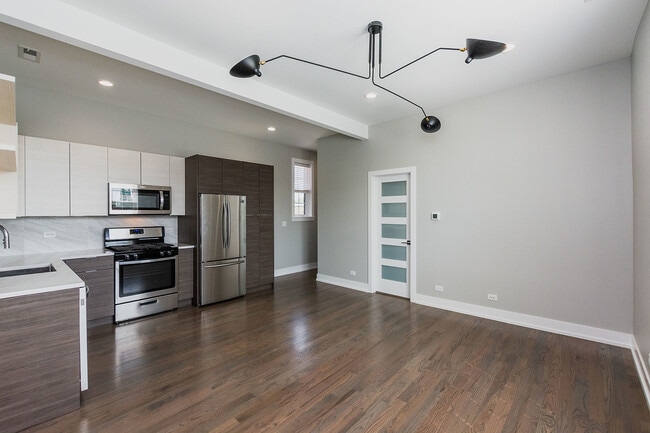 Foto del edificio - 2450 W Chicago Ave