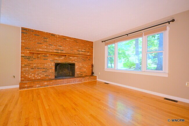 Foto del edificio - 17 Laurel Park Dr