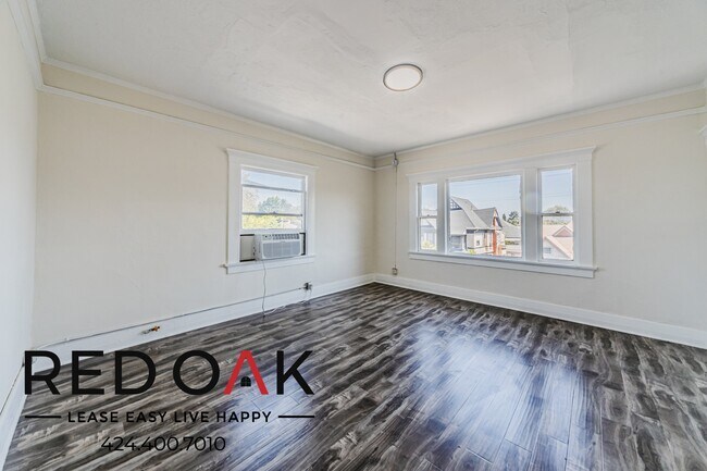 Building Photo - 1026 W 22nd St