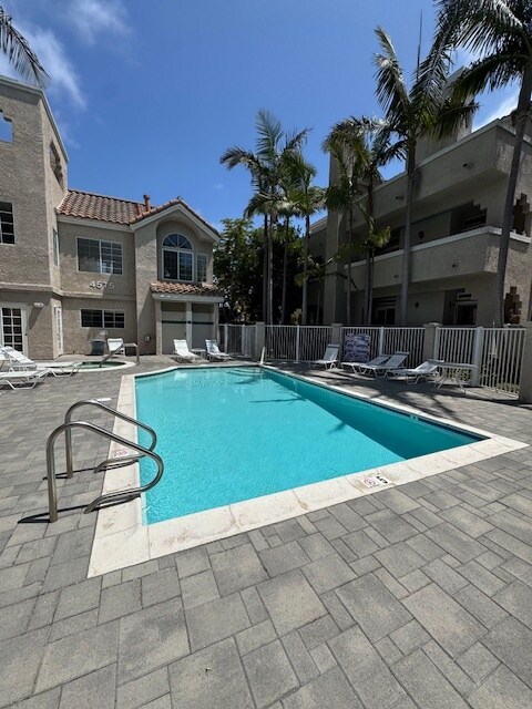 Foto del edificio - 4581 Warner Ave