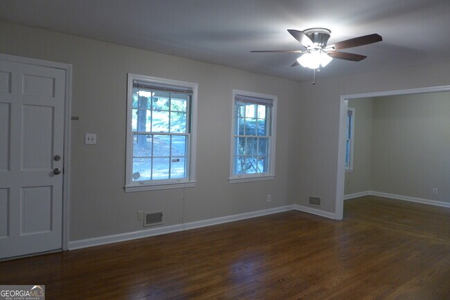 Foto del edificio - 4004 Lower Roswell Rd