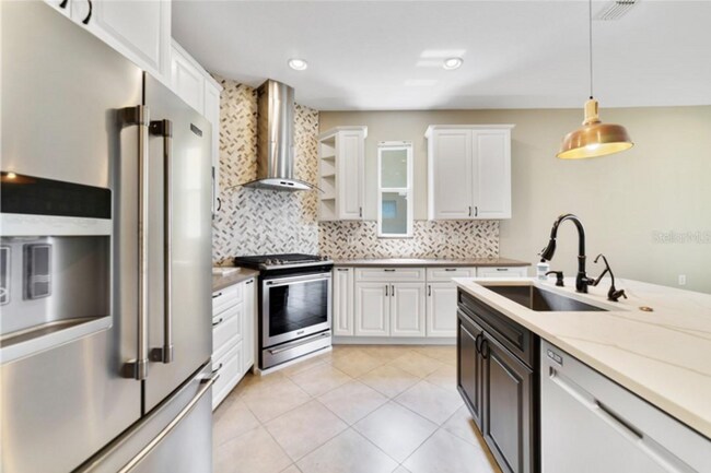 Building Photo - Stunning 5/2.5 Spacious Home with a 3 Car ...
