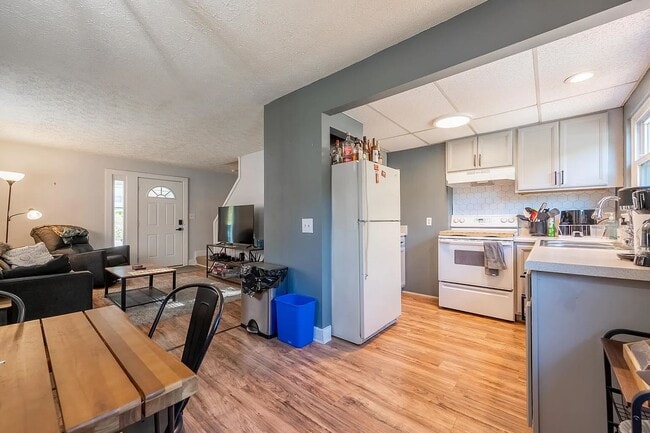 Building Photo - 127 Lucas Dr