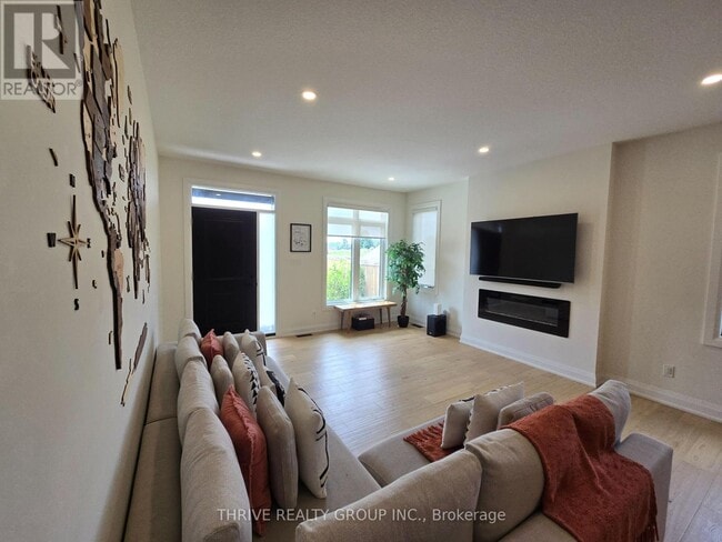 Building Photo - 383-383 Daventry Way