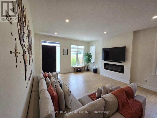 Photo du bâtiment - 383-383 Daventry Way