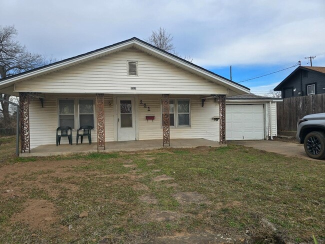 Building Photo - 221 E Lincoln Ave