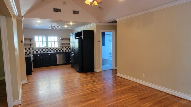 Foto del edificio - PRE -LEASING FOR AUGUST 1ST! Great College Rental! Beautiful Home Near Tech Campus!!
