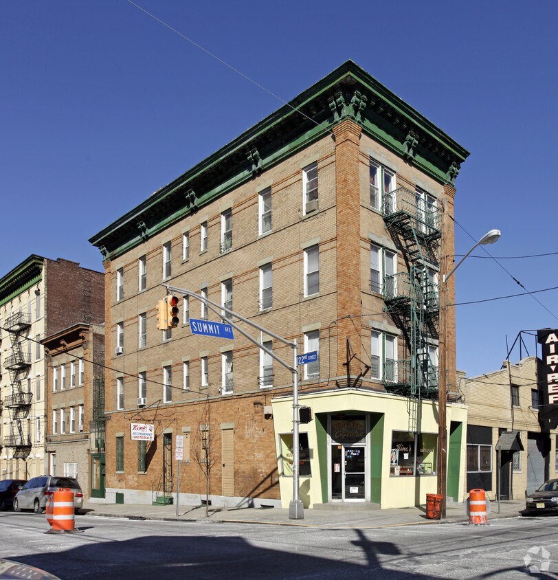 Foto principal - 2201 Summit Ave