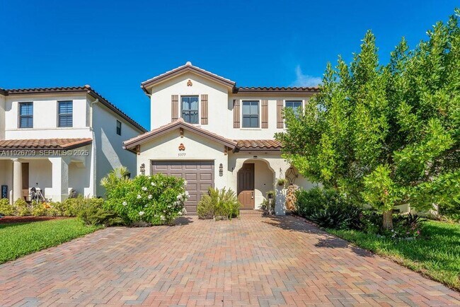 Foto del edificio - 5377 Cameron Dr