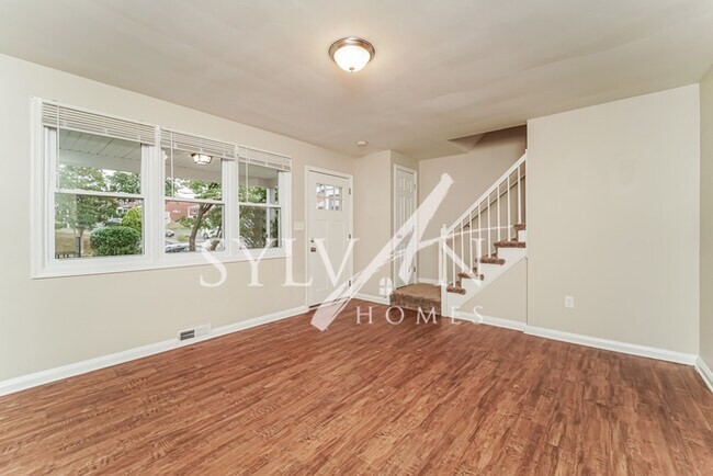Building Photo - Enjoy low-maintenance living in this 4 bed...