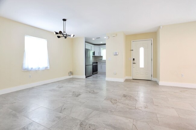 Building Photo - Remodeled 4BR Home Near Downtown Sarasota