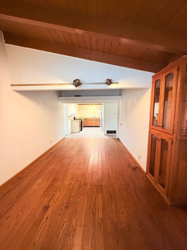 Building Photo - 401 N Lupine St