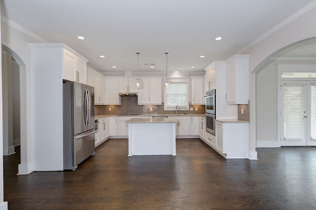 Building Photo - 2033 Cherokee Dr