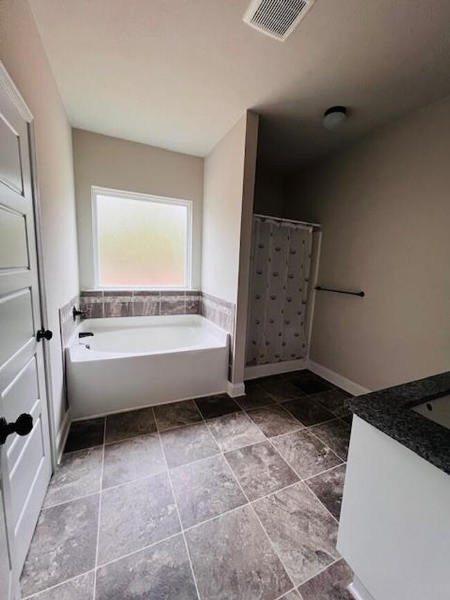 Building Photo - WOW!!  5-bedroom 2 bath