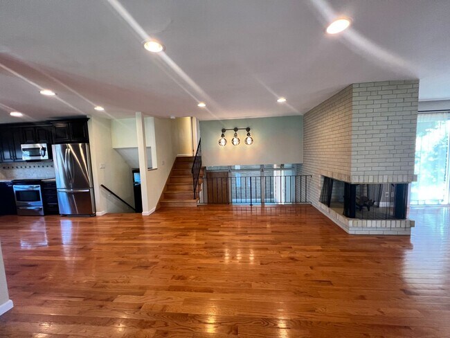 Foto del edificio - Beautiful 3-Bed, 3-Bath Home in West Hartford