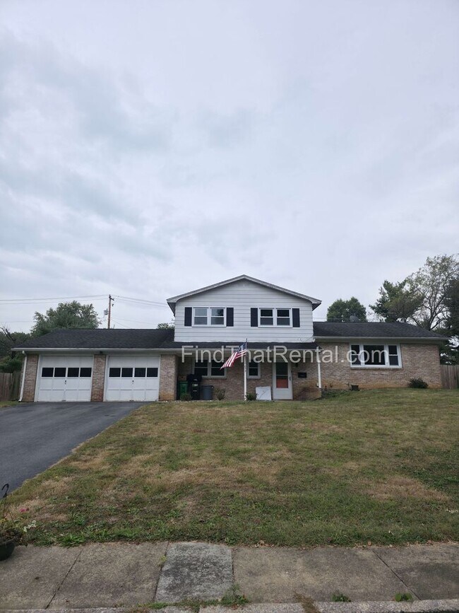 Foto del edificio - COMING SOON! Pet friendly, 2 car garage, M...
