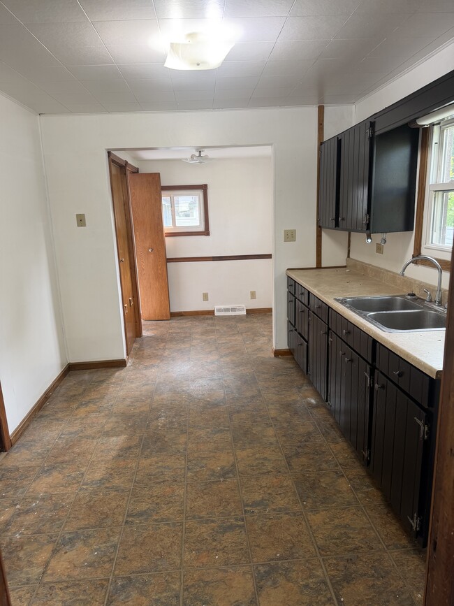 Building Photo - 448 Fritsch Ave