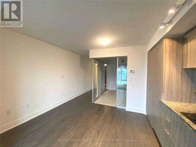 Photo du bâtiment - 955-2955 Bay St.