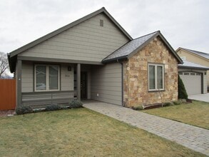 Building Photo - 356 SE Sumner Dr