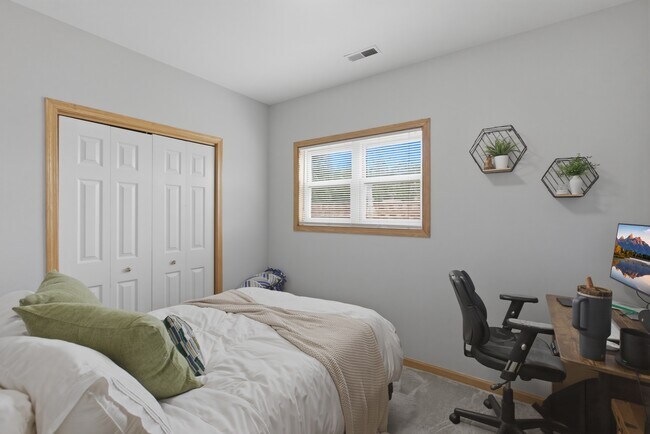 Building Photo - 2033 West Huron-3