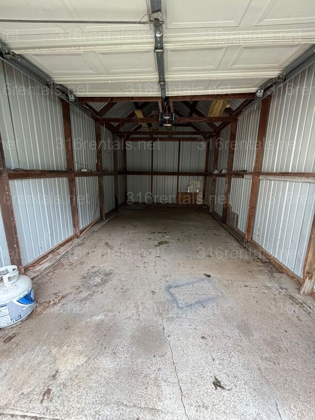 Building Photo - Two bed one bath available now!