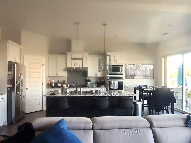 Building Photo - 455 Lilac Ln