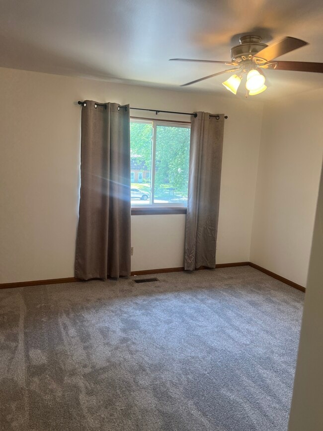 Large bedroom - 2569 Parkview St