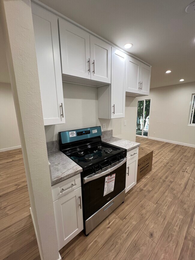 Cocina - 7439 Woodman Ave