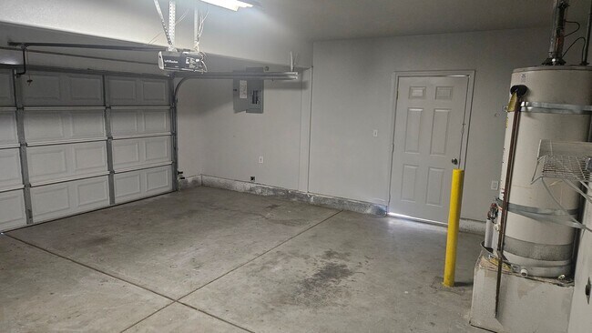 Foto del edificio - Three Bedroom Two and a half bath house, 2 car garage, central air. Available now.