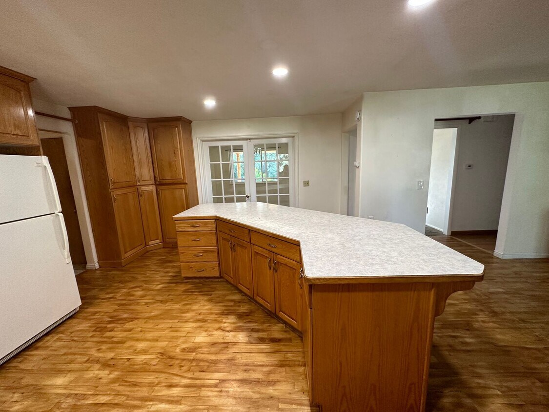 Primary Photo - 4 bed 2.5 bath home in Rexburg with GAS AN...