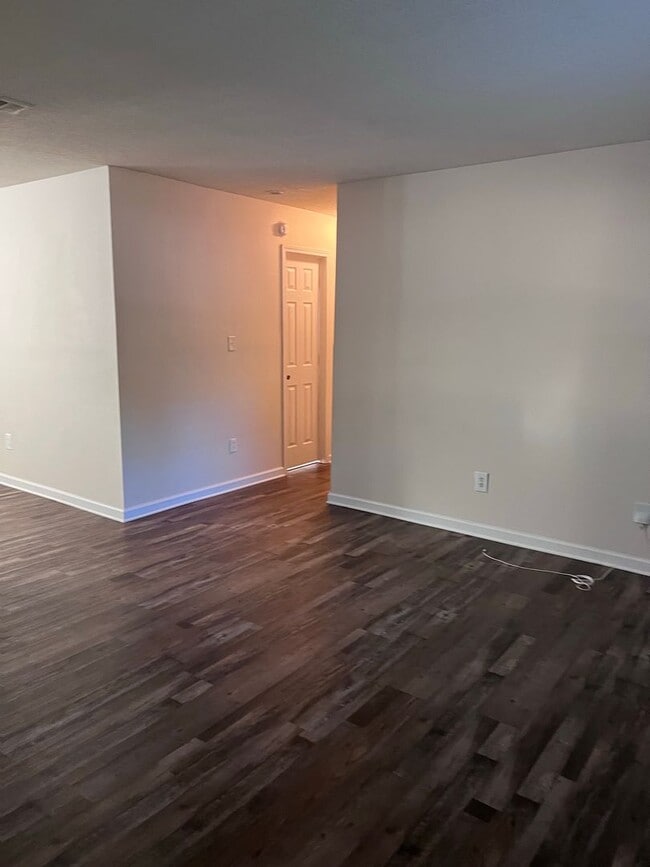 Building Photo - Convenient to schools, shopping & hospitals!