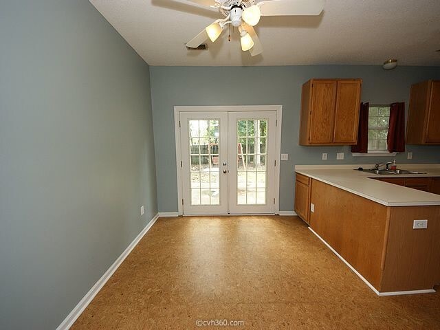 Building Photo - Spacious Home With Large Fenced Yard