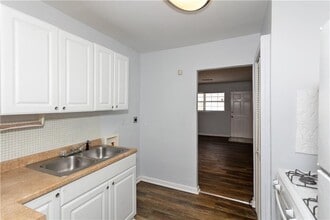 Building Photo - 560 Winton Terrace NE