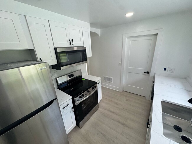 Building Photo - 2BD-1BTH HOME | NEWLY RENOVATED | WEST BLO...