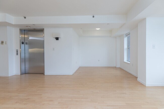 Building Photo - 910 Beacon St