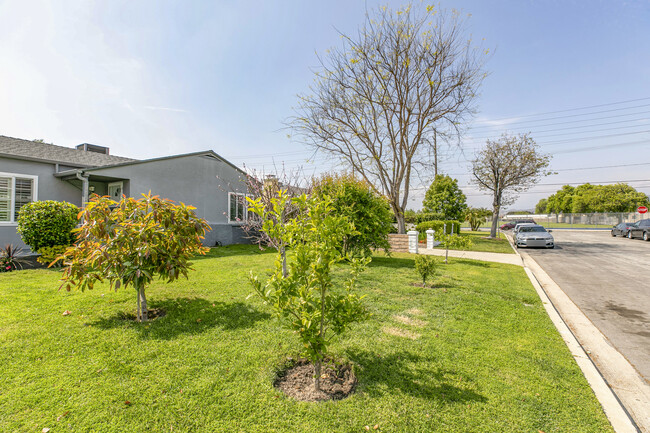 Building Photo - 1527 N Screenland Dr