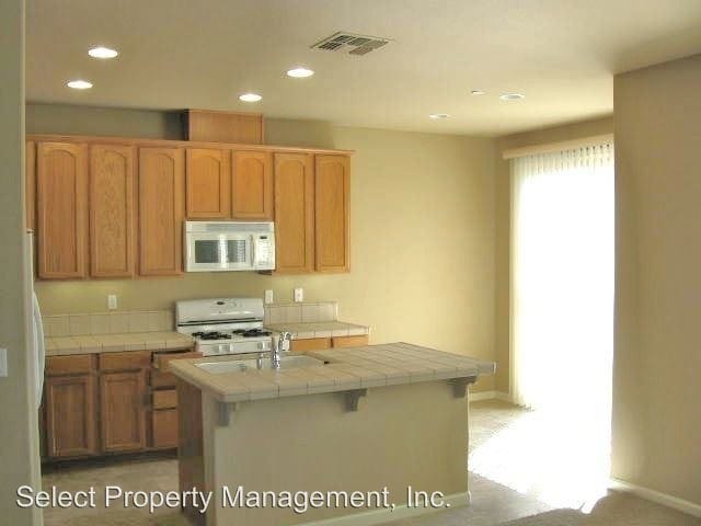 Building Photo - 980 Sierra View Cir